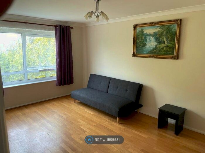 2 Bedroom Flat To Rent In Park Heights, London, NW4