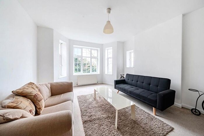 3 Bedroom Apartment To Rent In Moreland Court, Finchley Road, London, NW2