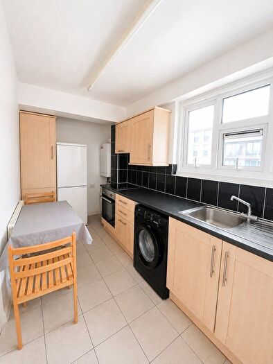 3 Bedroom Flat To Rent In Sidney Street, E1