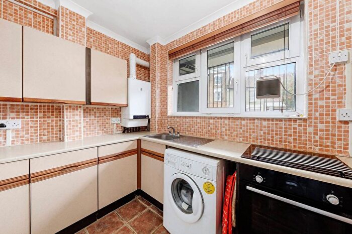 2 Bedroom Flat To Rent In Dorset Road, Oval, London, SW8