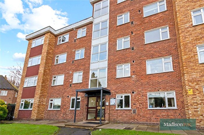 2 Bedroom Flat For Sale In Durham Avenue, Woodford Green, IG8