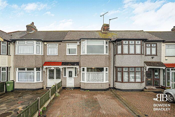 3 Bedroom Terraced House For Sale In Upper Rainham Road, Hornchurch, RM12
