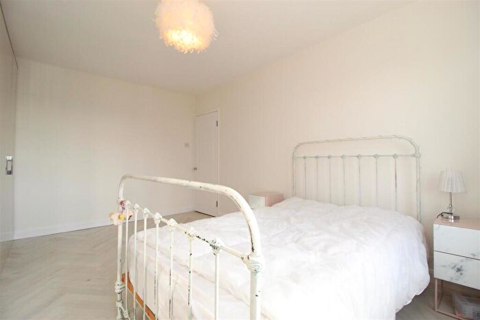 5 Bedroom Detached House To Rent In Kirkwood Gardens, Leeds, LS16