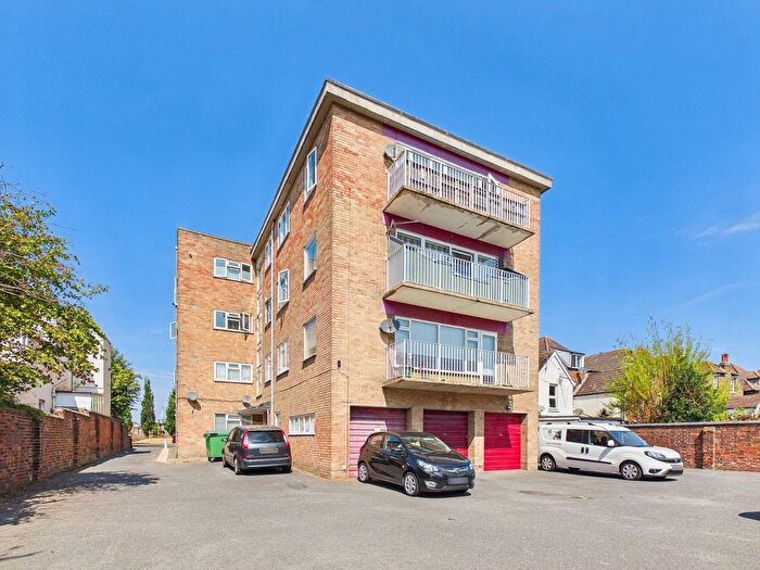 2 Bedroom Flat For Sale In Radnor Park Road, Folkestone, Kent, CT19