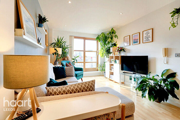 2 Bedroom Apartment For Sale In Bowman Lane, Leeds, LS10