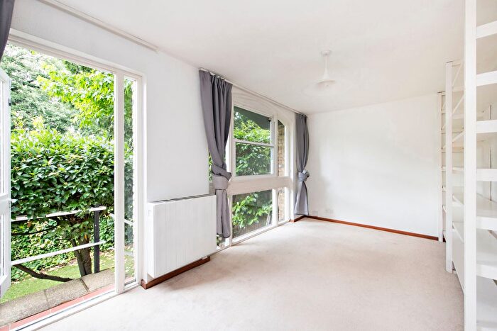 3 Bedroom Terraced House To Rent In Meadow Close, Richmond, TW10