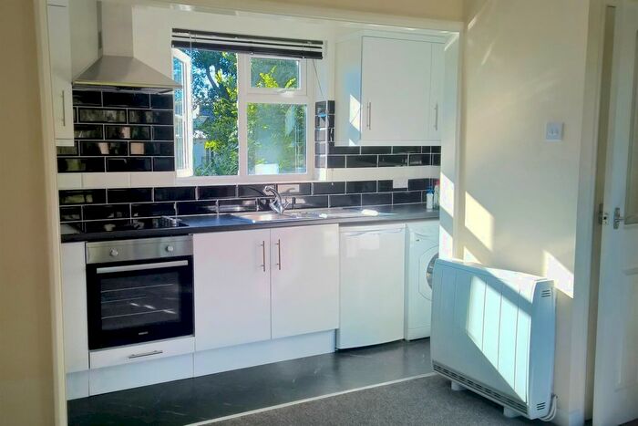 1 Bedroom Flat To Rent In Blackbridge Lane, Horsham, RH12