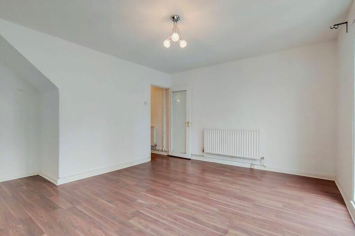 3 Bedroom Maisonette To Rent In Micawber Court, Islington, London, N1
