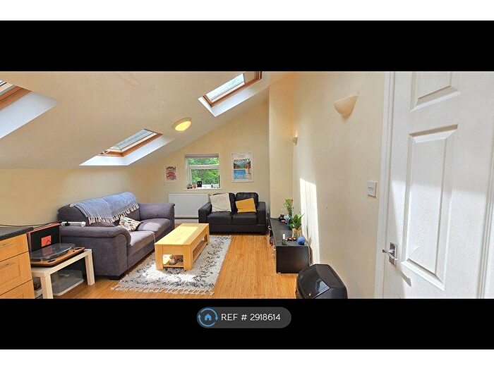 2 Bedroom Flat To Rent In Commercial Road, Leeds, LS5