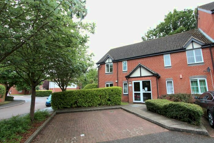 2 Bedroom Flat To Rent In Admirals Court, Reading, RG1