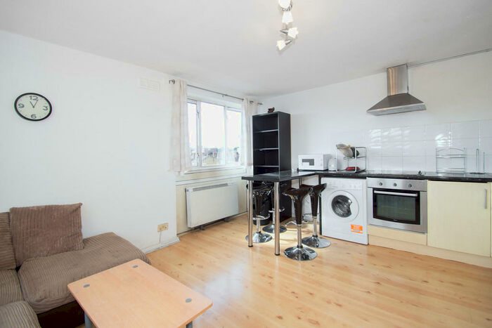 4 Bedroom Maisonette To Rent In O'Leary Square, Mile End Road, Whitechape, E1L