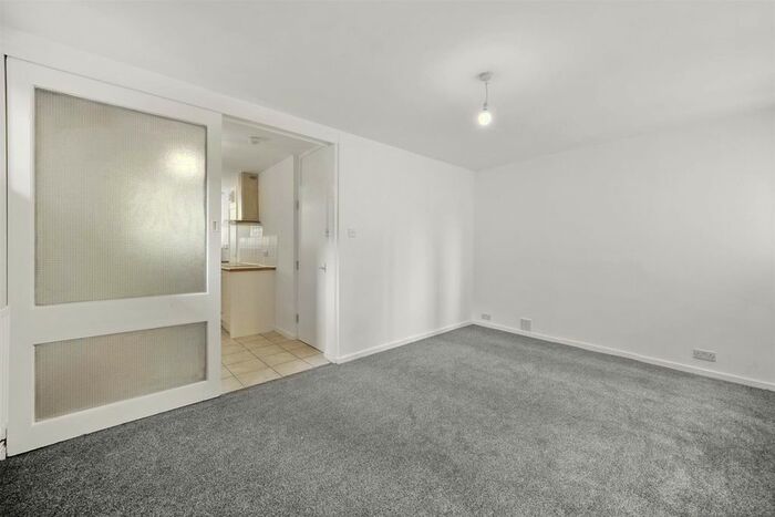 2 Bedroom Flat To Rent In Cottage Grove, London, SW9