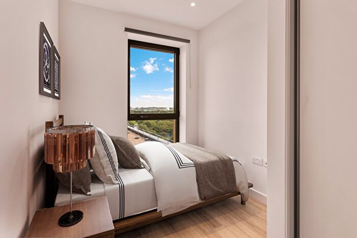3 Bedroom Flat To Rent In Greenford, UB6