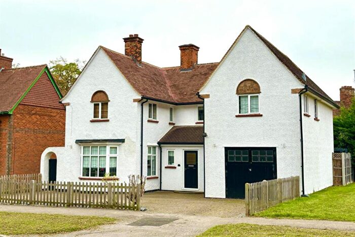 4 Bedroom Detached House For Sale In Meadow Way, Letchworth Garden City, SG6