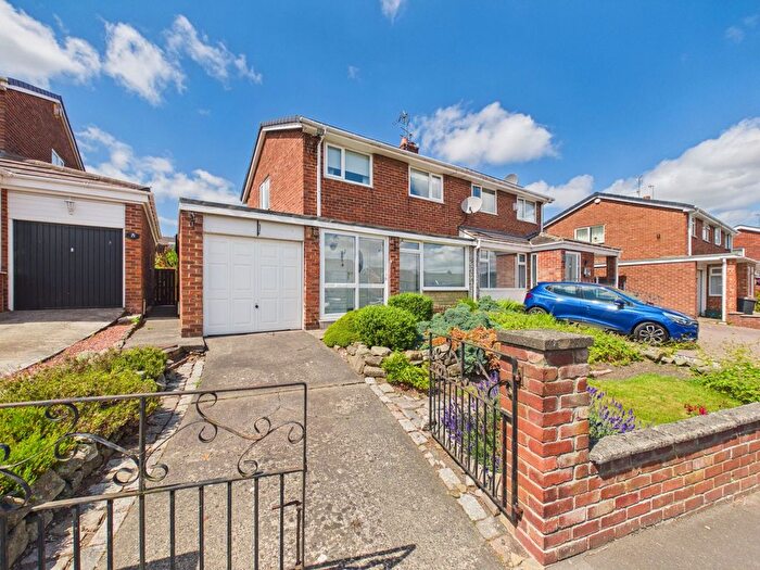 3 Bedroom Semi-Detached House For Sale In Fairisle, Ouston, DH2