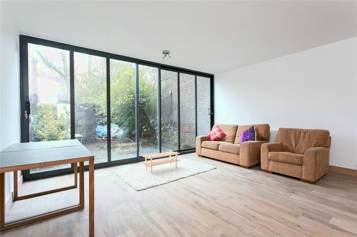 3 Bedroom Flat To Rent In Spring Walk, London, E1