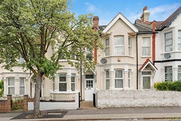 2 Bedroom Property For Sale In Montagu Road, London, NW4