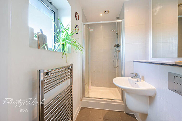 2 Bedroom Flat For Sale In Bow Road, London, E3