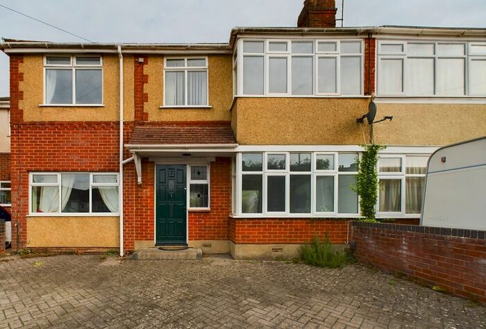 4 Bedroom Semi-Detached House To Rent In Woodstock Gardens, Melksham, SN12