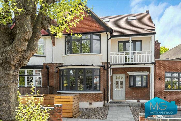 Studio To Rent In Broomfield Lane, London, N13