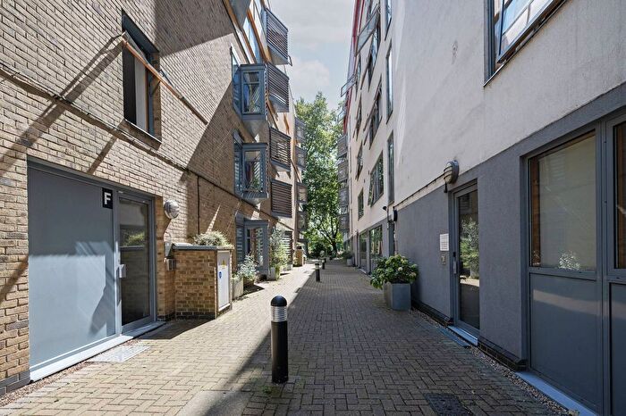 2 Bedroom Flat To Rent In Lea Bridge Road, Lower Clapton, London, E5