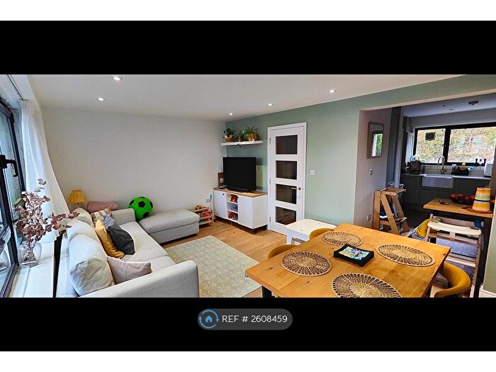 3 Bedroom Maisonette To Rent In Kelshall Court, London, N4