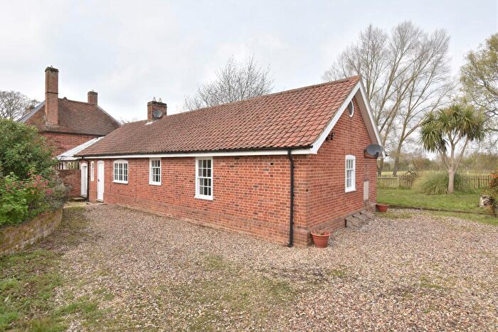 4 Bedroom Bungalow To Rent In Garden Cottage, Coxs Hill, Lawford, Manningtree, CO11