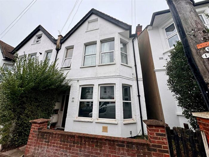 1 Bedroom Flat To Rent In Ramuz Drive, Westcliff-On-Sea, SS0