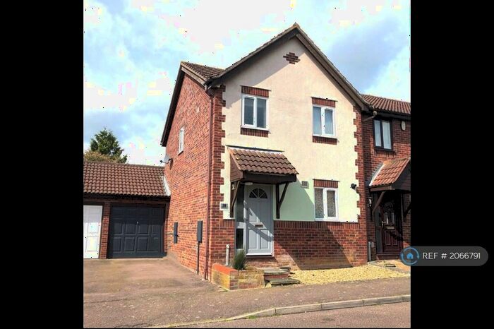 3 Bedroom Semi-Detached House To Rent In Eagle Way, Huntingdon, PE29
