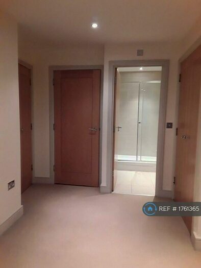 2 Bedroom Flat To Rent In Consero Court, Weybridge, KT13
