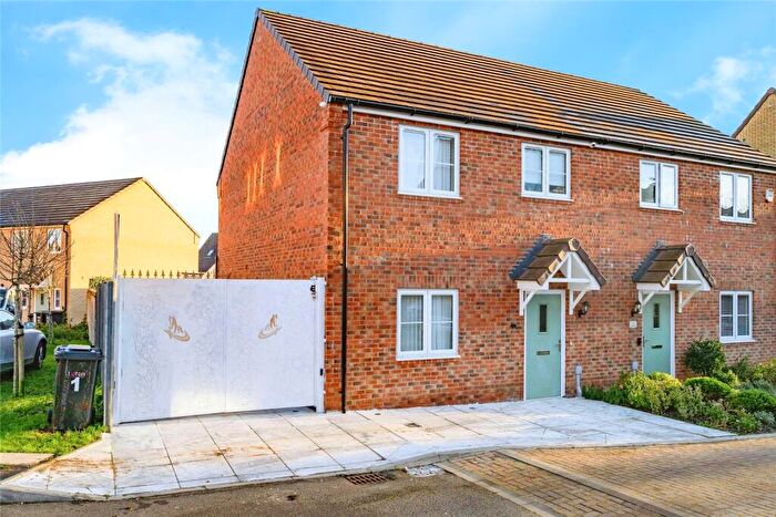 3 Bedroom Semi Detached House For Sale In Tusroke Road, Luton, Bedfordshire, LU3