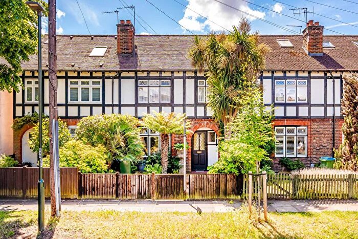 3 Bedroom Property For Sale In Broad Lane, Hampton, TW12