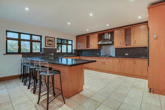 5 Bedroom Semi-Detached House To Rent In St Pauls Avenue, Kenton, Harrow, HA3