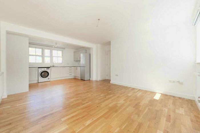 3 Bedroom Flat To Rent In Pages Lane, London, N10