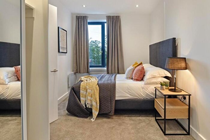 3 Bedroom Flat To Rent In Oxbow, Stephenson House, M5