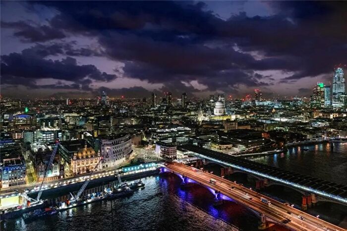 3 Bedroom Flat To Rent In Upper Ground, London, SE1