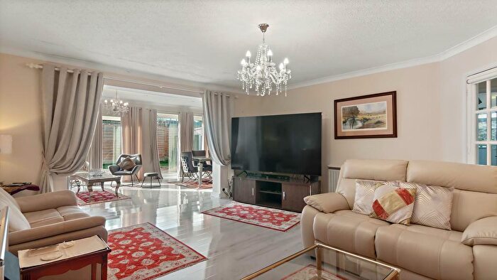 2 Bedroom Detached Bungalow For Sale In Wroxham Gardens, Enfield, EN2