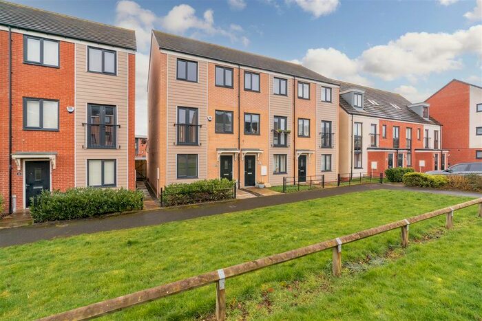 4 Bedroom Town House To Rent In Elmwood Park Court, Great Park, NE13
