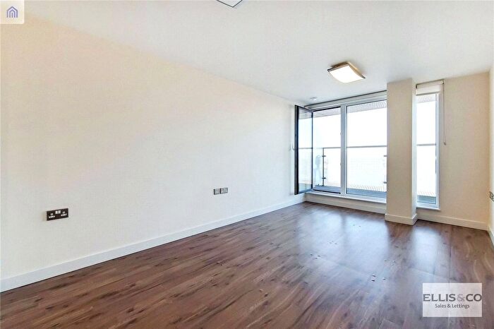 2 Bedroom Flat To Rent In The Green, Southall, UB2