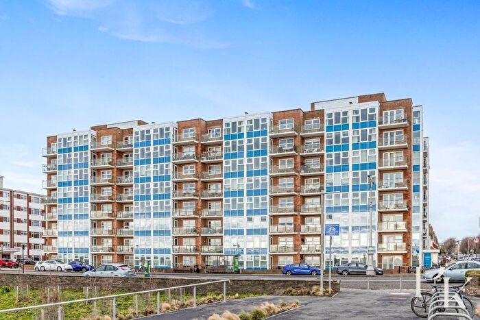 3 Bedroom Flat For Sale In Kingsway, Hove, BN3