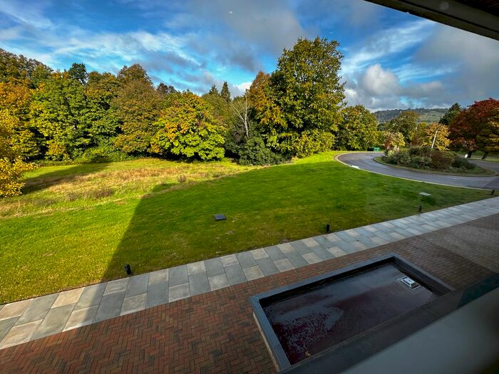 2 Bedroom Flat To Rent In Hopewood Park, Dorking, RH5