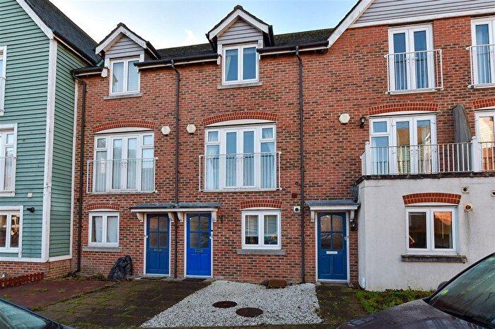 3 Bedroom Town House For Sale In The Lakes, Larkfield, Kent, ME20