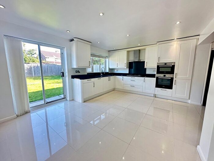 3 Bedroom Terraced House To Rent In Parlaunt Road, Slough, SL3