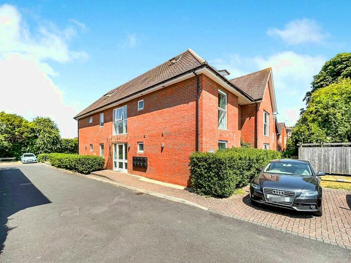 2 Bedroom Flat To Rent In Craven Road, Newbury, Berkshire, RG14
