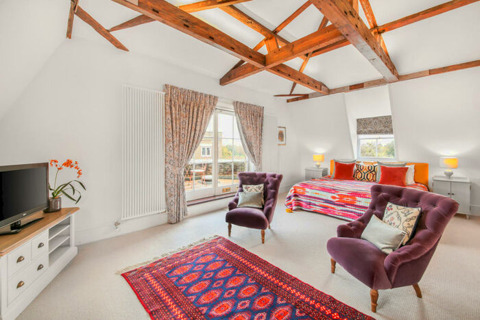 1 Bedroom Apartment To Rent In Craven House, Hampton Court Road, KT8