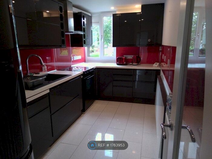 3 Bedroom Terraced House To Rent In Copthorne Square, Huddersfield, HD2