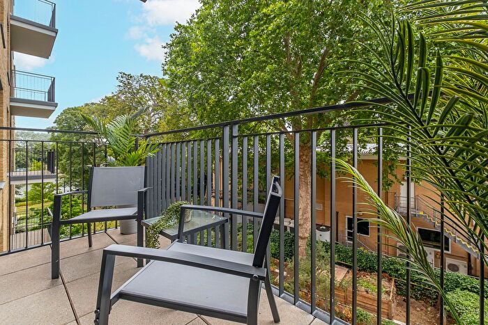 2 Bedroom Flat For Sale In Camera House, Teddington Riverside, Teddington, TW11