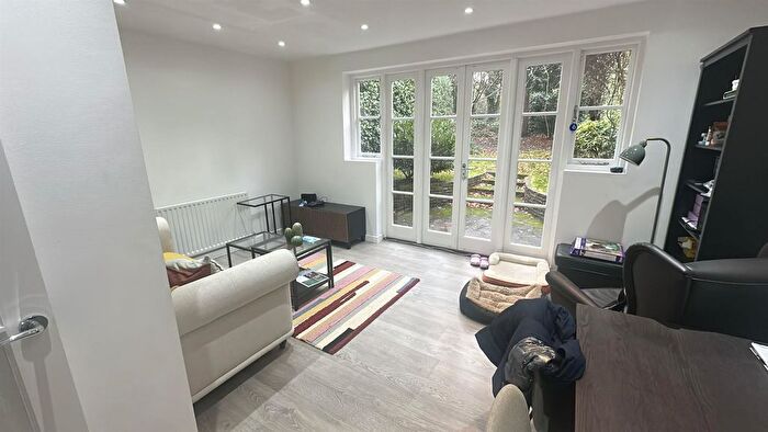3 Bedroom Property To Rent In Creswick Walk, Temple Fortune, London, NW11