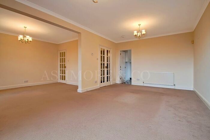 2 Bedroom Flat To Rent In Willow Lodge, Lyonsdown Road, EN5