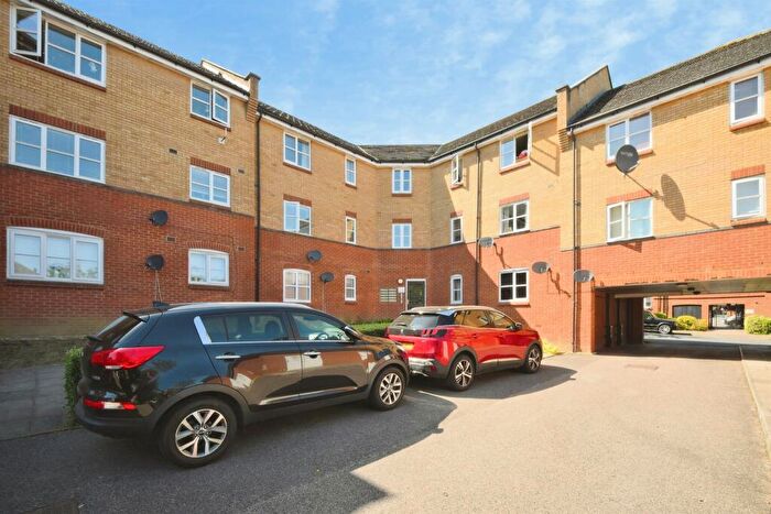 2 Bedroom Apartment For Sale In Plomer Avenue, Hoddesdon, EN11